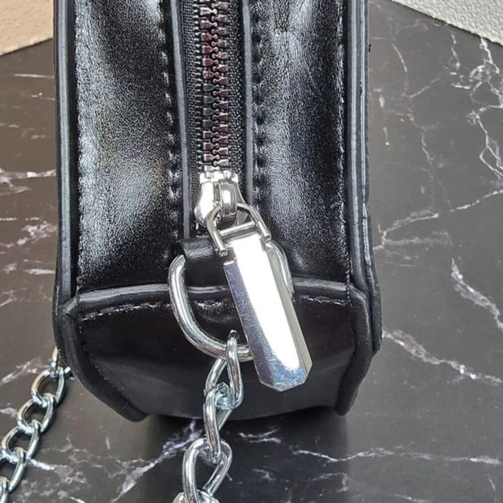 🎃 Glamorous Glitter Vampire Lips Crossbody Bag‎ (NWOT) - Picture 8 of 11